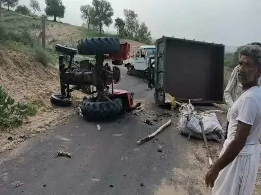 पशु चारा खाली कर जा रही ट्रैक्टर ट्रॉली के पलटने से दाे किसानाें की मौत, एक घायल