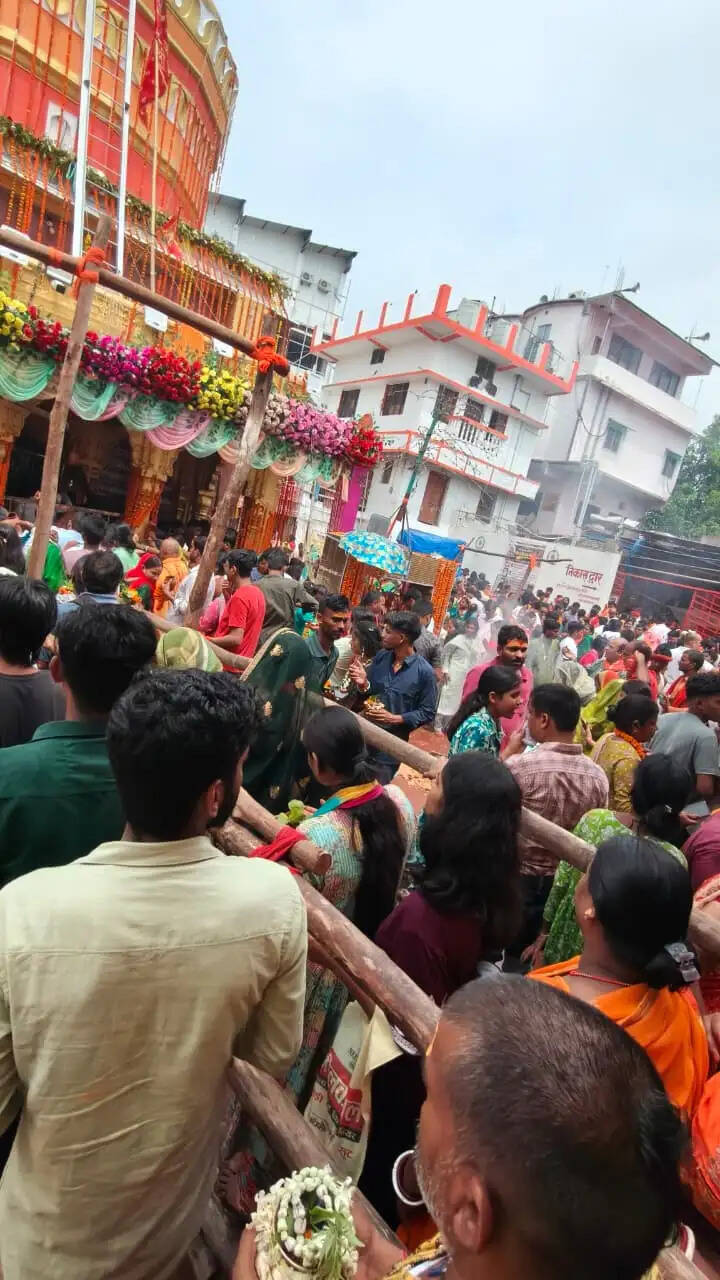 सारण में श्रावण की दूसरी सोमवारी पर शिवालयों में उमड़ा आस्था का जनसैलाब