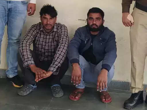 पलवल पुलिस चोरी की पिकअप समेत पकड़े दो आरोपी