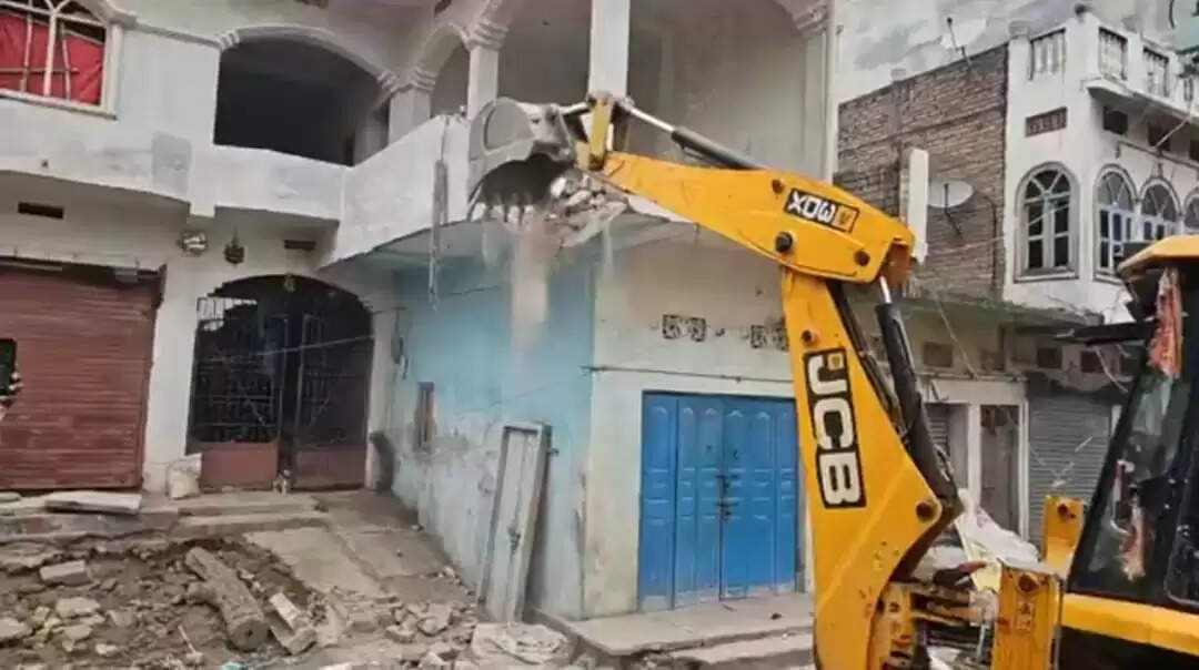 अतिक्रमण हटाने के तीसरे फेज में तुरकौलिया बाजार में चला प्रशासन का बुलडोजर