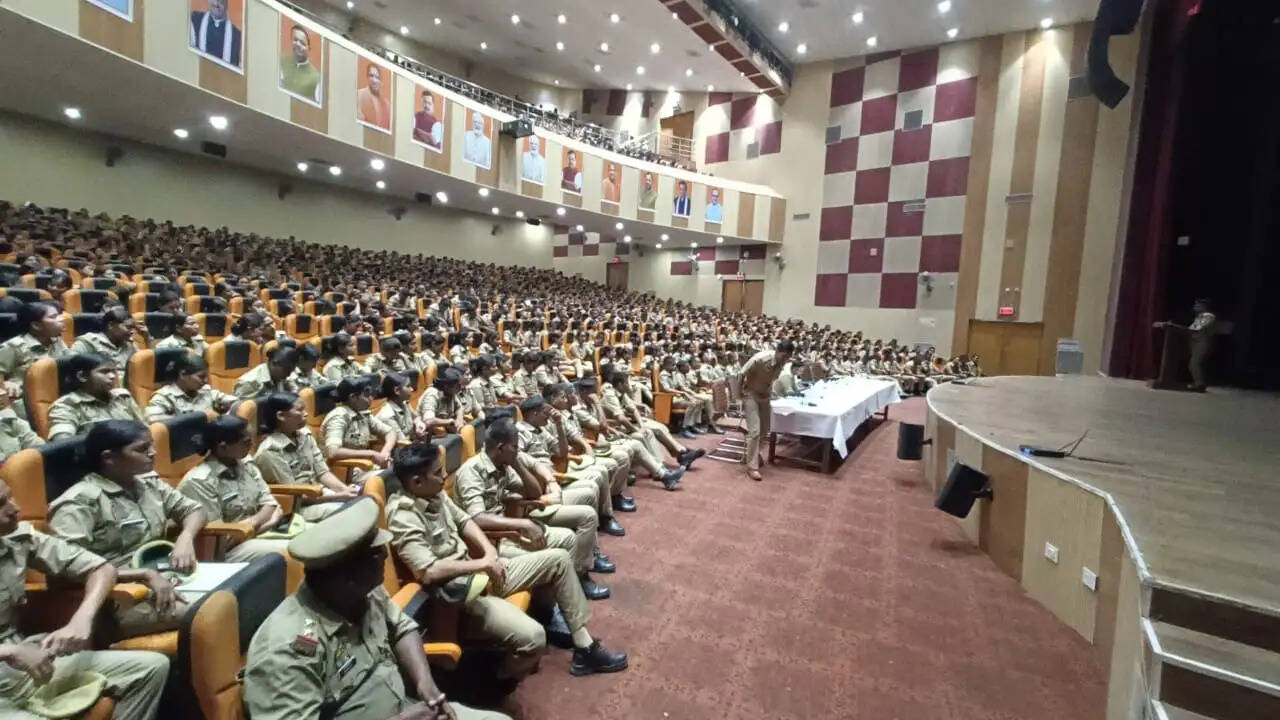 गोरखपुर में नए आरक्षियों को पढ़ाया गया कर्तव्य, अनुशासन का पाठ