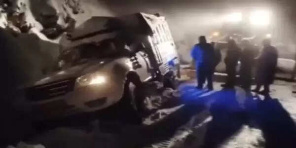 राजदान दर्रे में भारी बर्फबारी के कारण फंसे 20 नागरिक वाहनों को बीआरओ ने रात भर चले अभियान में बचाया