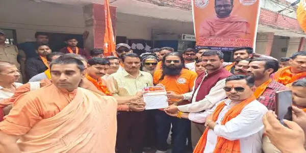 हिंदुवादी संगठनों ने निकाला विरोध मार्च