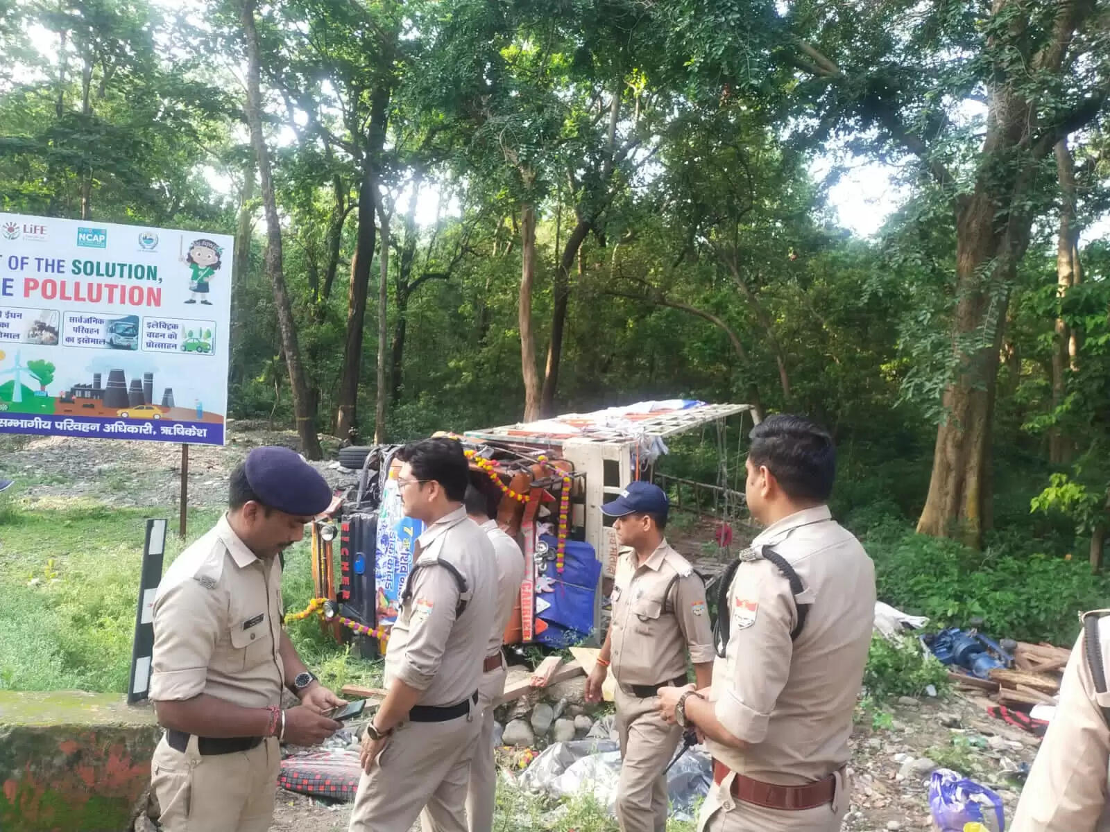 ऋषिकेश में कांवड़ यात्रियों से भरा ट्रक पलटा, 11 घायल, यातायात सामान्य