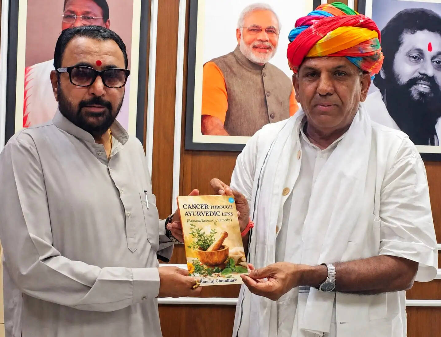 कैंसर पर हंसराज चौधरी की अंग्रेजी में शोध पुस्तक का विमोचन