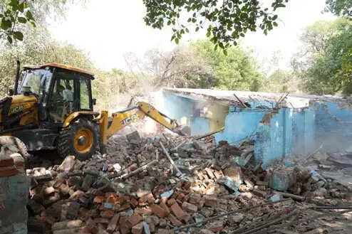 गऊघाट क्षेत्र में अतिक्रमण के खिलाफ बड़ी कार्रवाई, लगभग 100 करोड़ रुपये मूल्य की रेलवे भूमि मुक्त