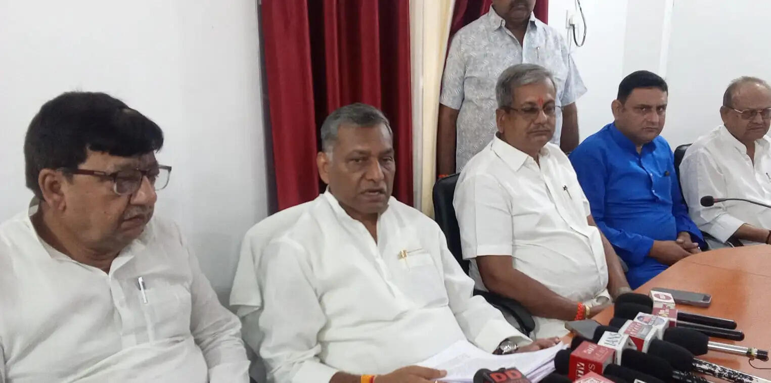 शराबंदी कानून की विफलता का परिणाम है जहरीली शराब से निरीह लोगो की मौत: डाॅ. अखिलेश सिंह