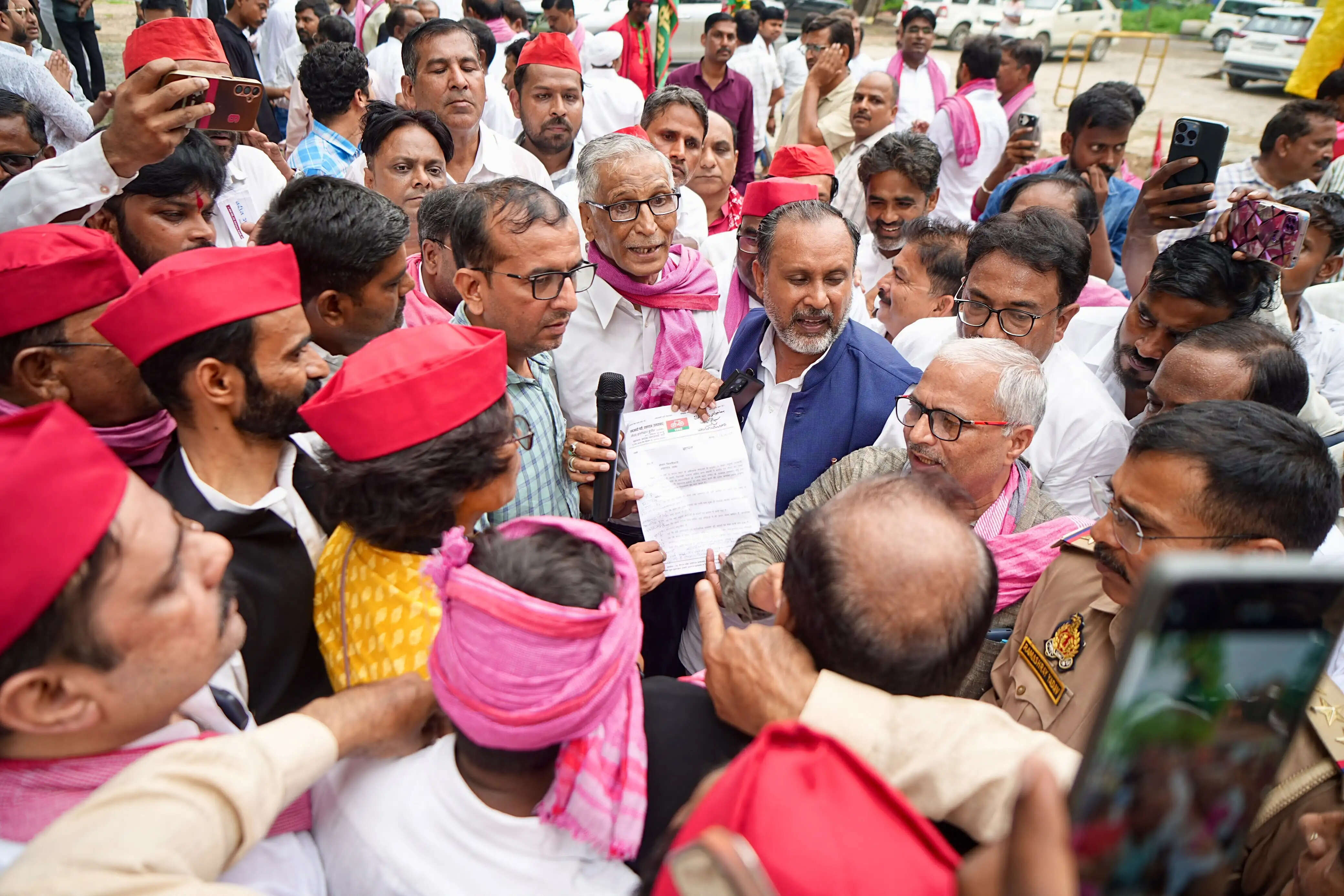 प्रयागराज में भीषण जलभराव पर सपा का प्रदर्शन, स्मार्ट सिटी के दावाें काे लेकर नेताओं ने कसा तंज