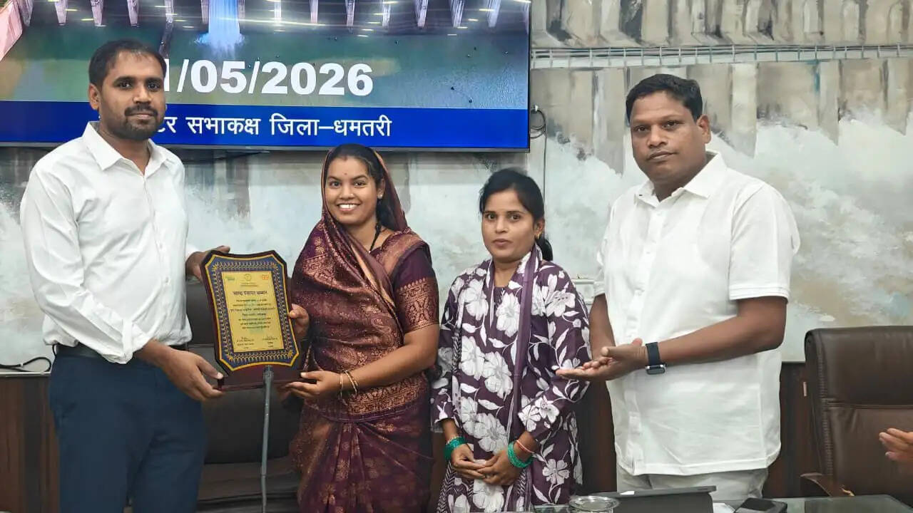 पंचायत एडवांसमेंट इंडेक्स में धमतरी की मंदरौद और खम्हरिया पंचायत का शानदार प्रदर्शन, सरपंच और सचिव सम्मानित