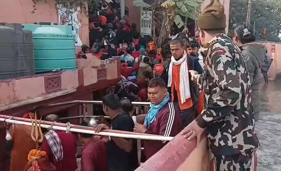 मौनी अमावस्या को लेकर अजगैबीनाथ धाम में श्रद्धालुओं की उमड़ी भीड़