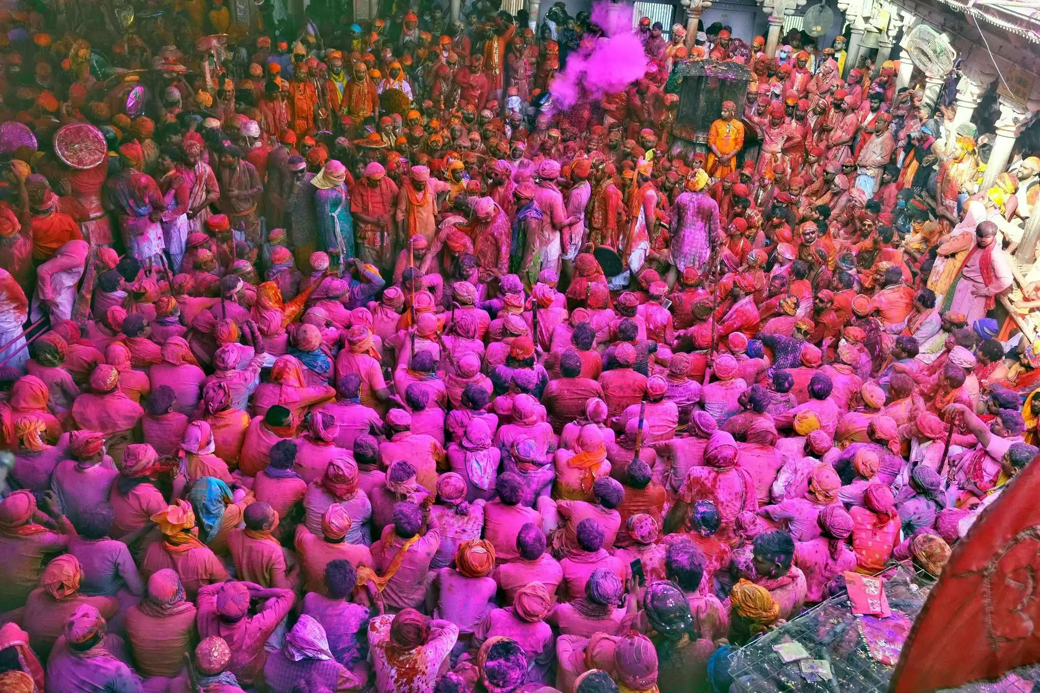 गोपियों की प्रेम पगी लाठियां खाने के लिए हर कोई हुआ बेताव,रंग गुलाल से सराबोर हुई रंगीली गली