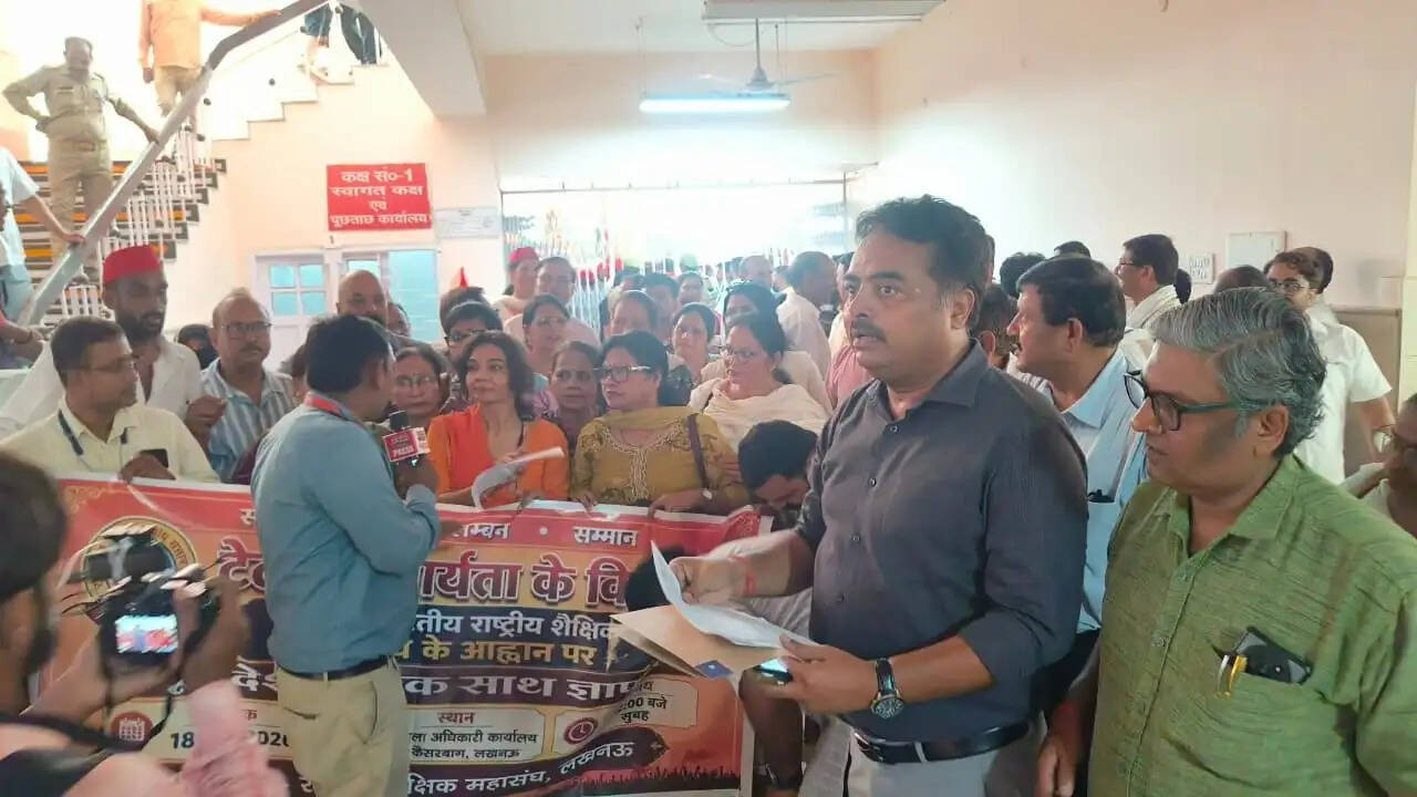 टेट के मुद्दे पर राष्ट्रीय शैक्षिक महासंघ के आह्रान पर शिक्षकों ने किया प्रदर्शन, प्रधानमंत्री को संबोधित ज्ञापन सौंपा
