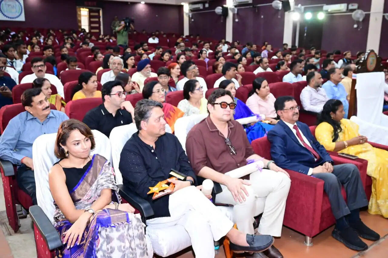 निरंतर परिश्रम और सकारात्मक सोच से किसी भी लक्ष्य की प्राप्ति : राज्यपाल