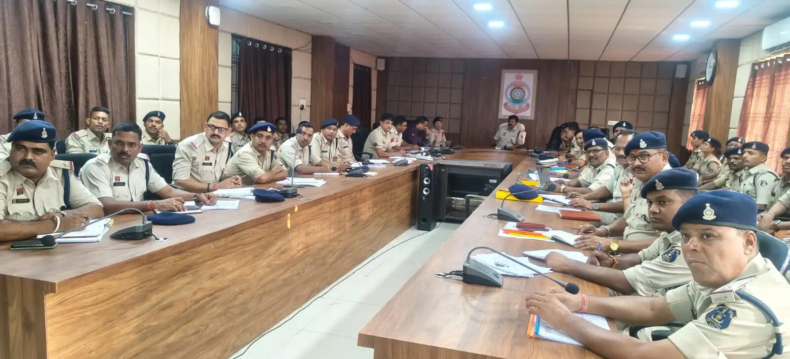 सूरजपुर : अपराध समीक्षा बैठक में डीआईजी-एसएसपी ने लंबित प्रकरणों के त्वरित निराकरण के दिए निर्देश