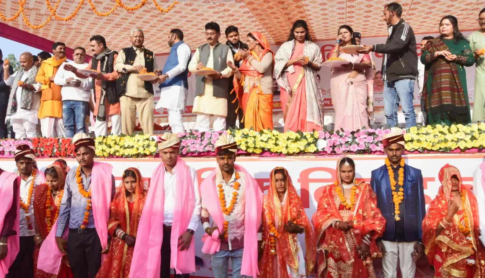 मुख्यमंत्री सामूहिक विवाह कार्यक्रम में 751 जोड़ों ने लिए सात फेरे