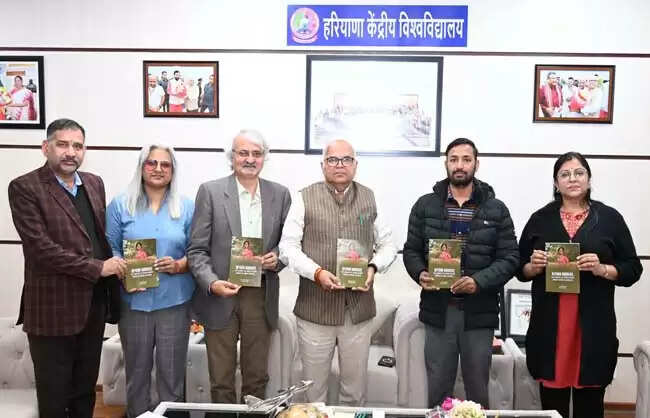 कुलपति प्रो टंकेश्वर कुमार&nbsp;ने&nbsp;‘बियॉन्ड बॉर्डर्स’ पुस्तक का विमोचन किया&nbsp;