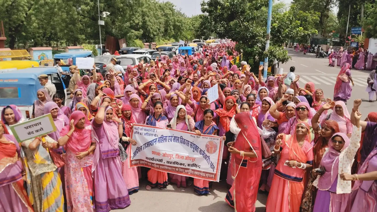 आंगनबाड़ी कार्यकर्ताओं ने निकाली रैली