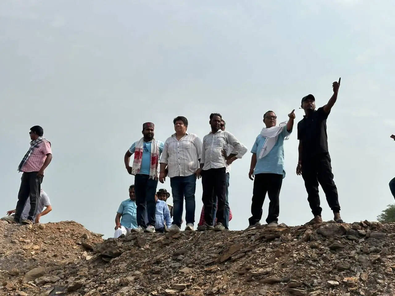 विस्थापित ग्रामीणों से मिले विधायक प्रतिनिधि, समस्याएं सुनीं