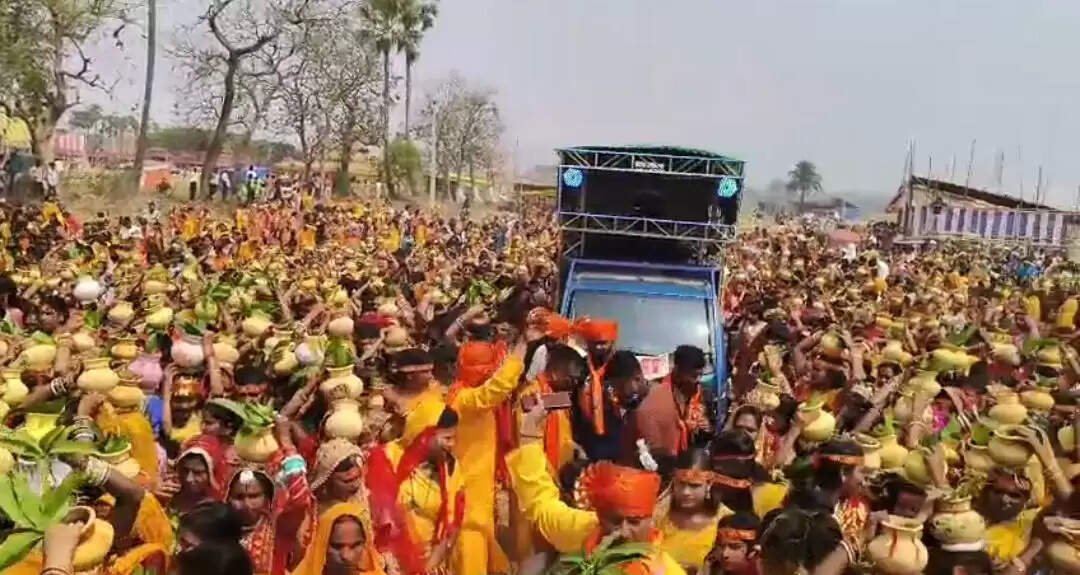 श्री लक्ष्मी नारायण महायज्ञ और श्रीमद्भागवत कथा की धूम, भव्य कलश शोभा यात्रा में उमड़ा जनसैलाब