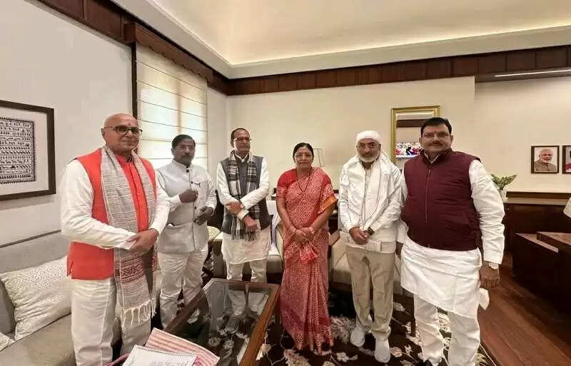 (संशोधित)धार : केंद्रीय कृषि मंत्री से मिला प्रतिनिधिमंडल, किसानों की समस्याओं को लेकर किया संवाद