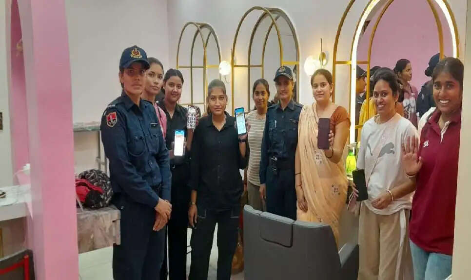 पुलिस ने चलाया विशेष अभियान, 33 ब्यूटी पार्लर और सैलून की जांच