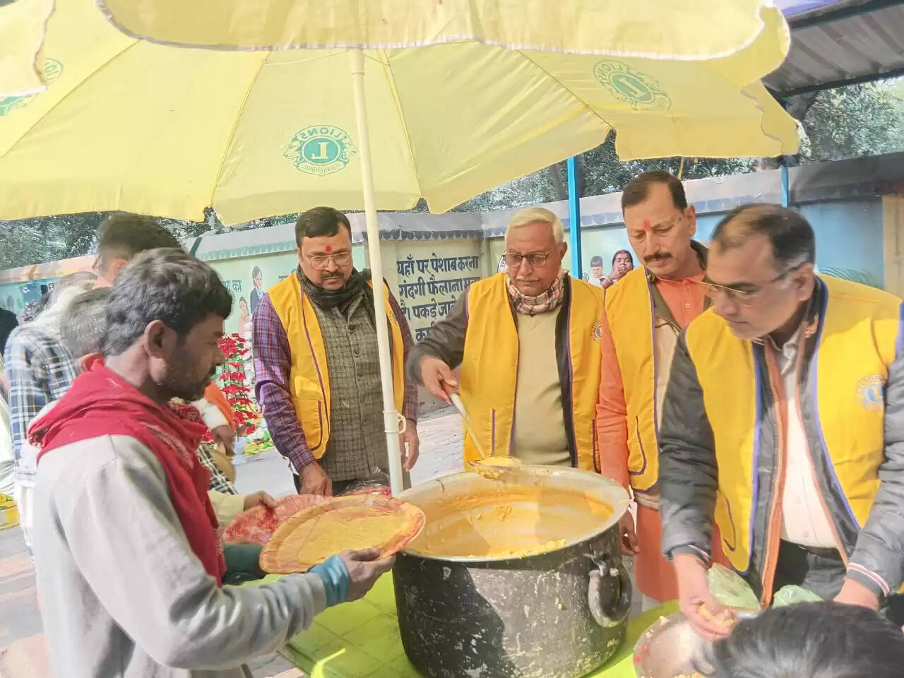 लायंस क्लब ने जरूरतमंद लोगों के लिए आयोजित की अन्नपूर्णा सेवा