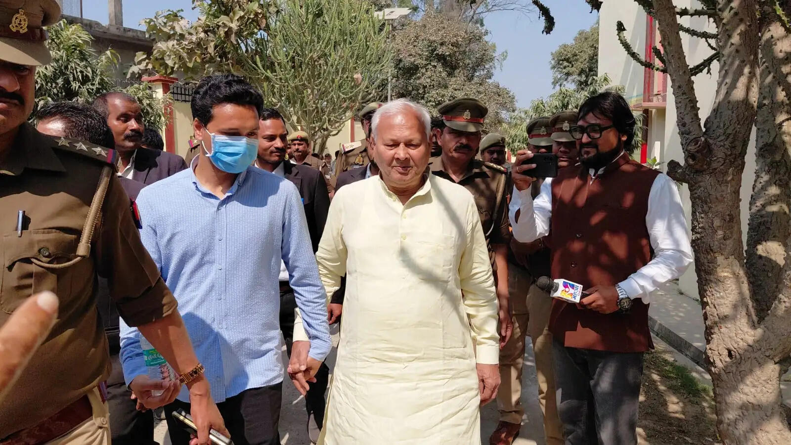 पूर्व सांसद उमाकांत यादव काे जाैनपुर जेल से कड़ी सुरक्षा में आज़मगढ़ कोर्ट में किया गया पेश