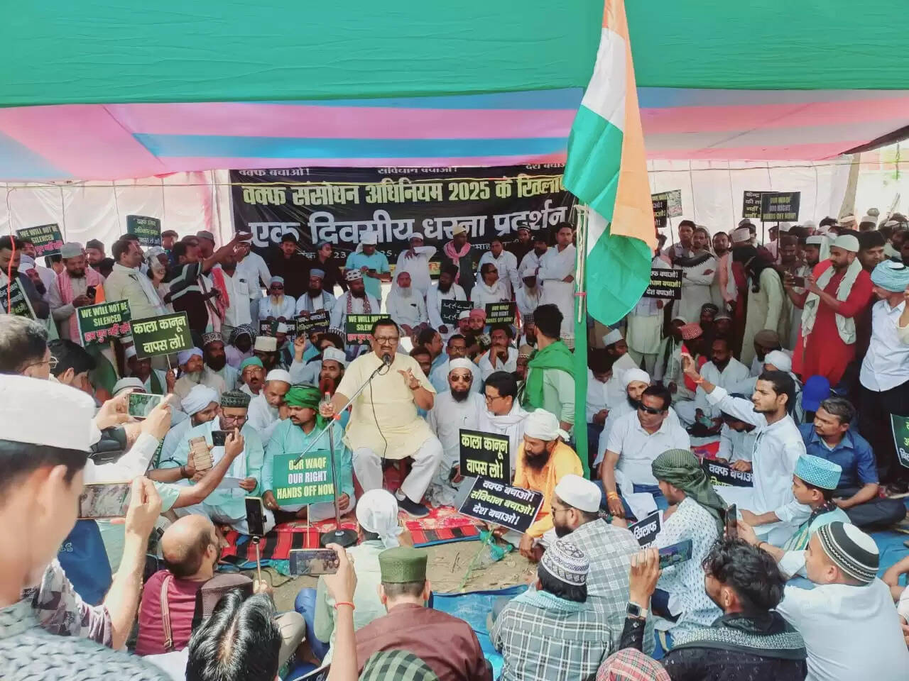 वक्फ संशोधन कानून के खि़लाफ़ सड़कों पर उतरे अल्पसंख्यक