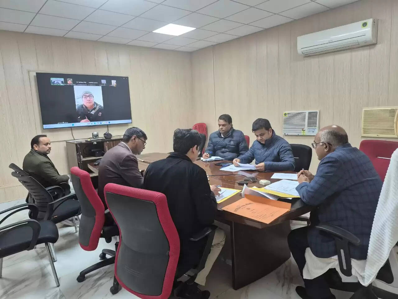 छात्रवृत्ति में लापरवाही पर डीएम सख्त, 51 शैक्षिक संस्थानों को नोटिस