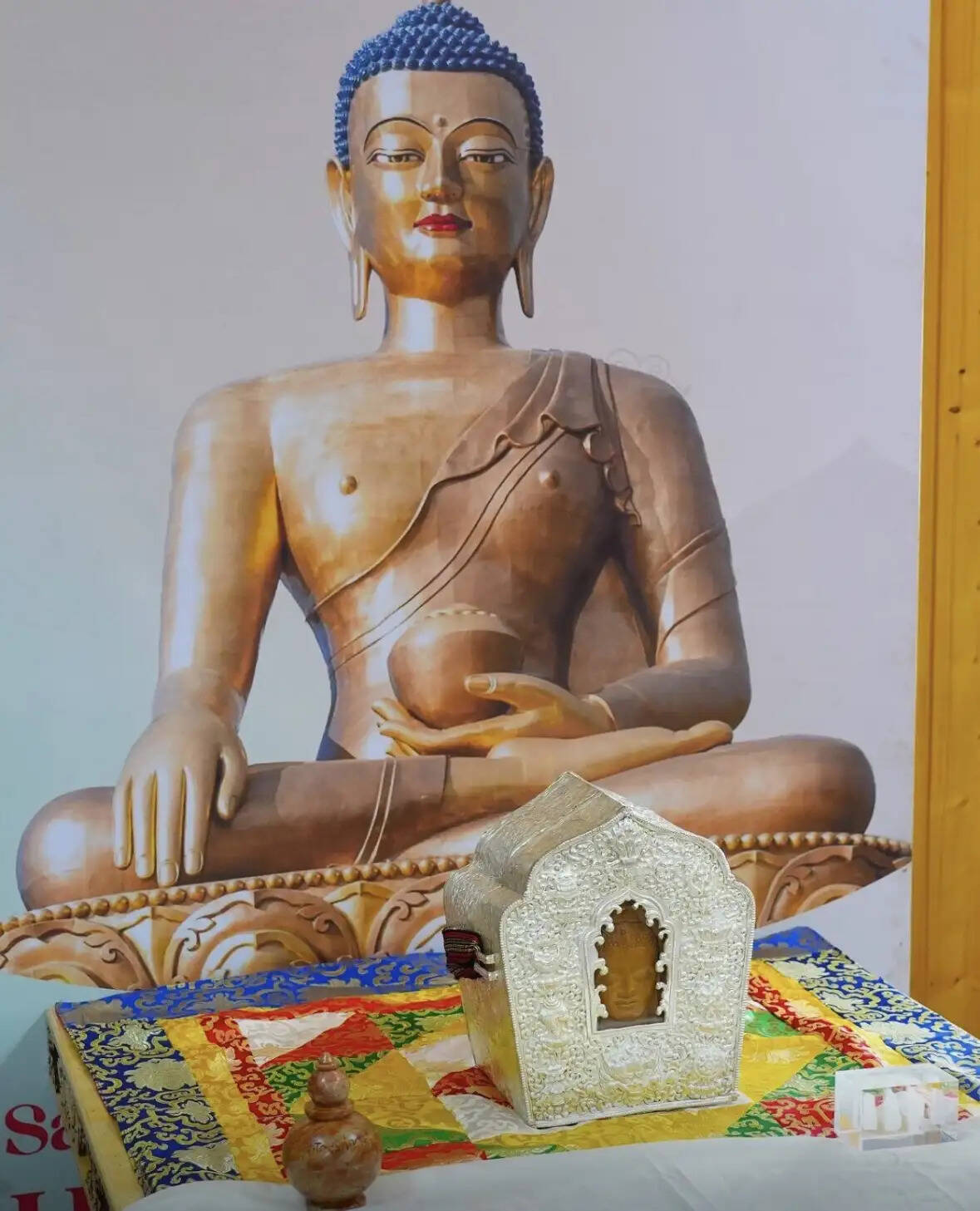 भगवान बुद्ध के पवित्र अवशेष को विशेष विमान से लेह पहुंचाया गया, बुद्ध पूर्णिमा कार्यक्रम में गृह मंत्री होंगे शामिल