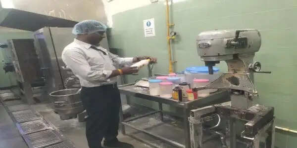 स्कूल कैंटीन में जंक फूड का खेल: बिना लाइसेंस चल रही थी नॉनवेज बेकरी यूनिट