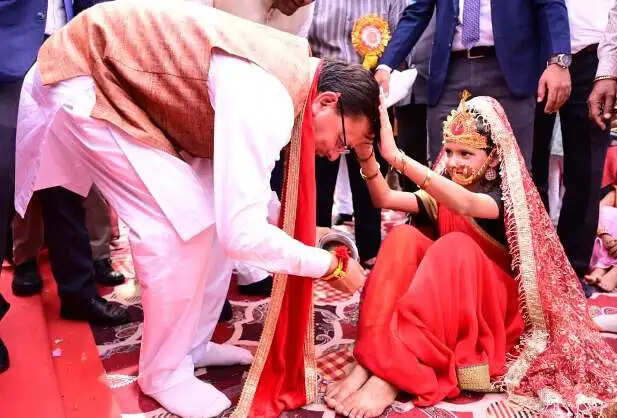 नवरात्र&nbsp;पर&nbsp;मुख्यमंत्री&nbsp;ने&nbsp;कन्या पूजन कर लिया&nbsp;आशीर्वाद