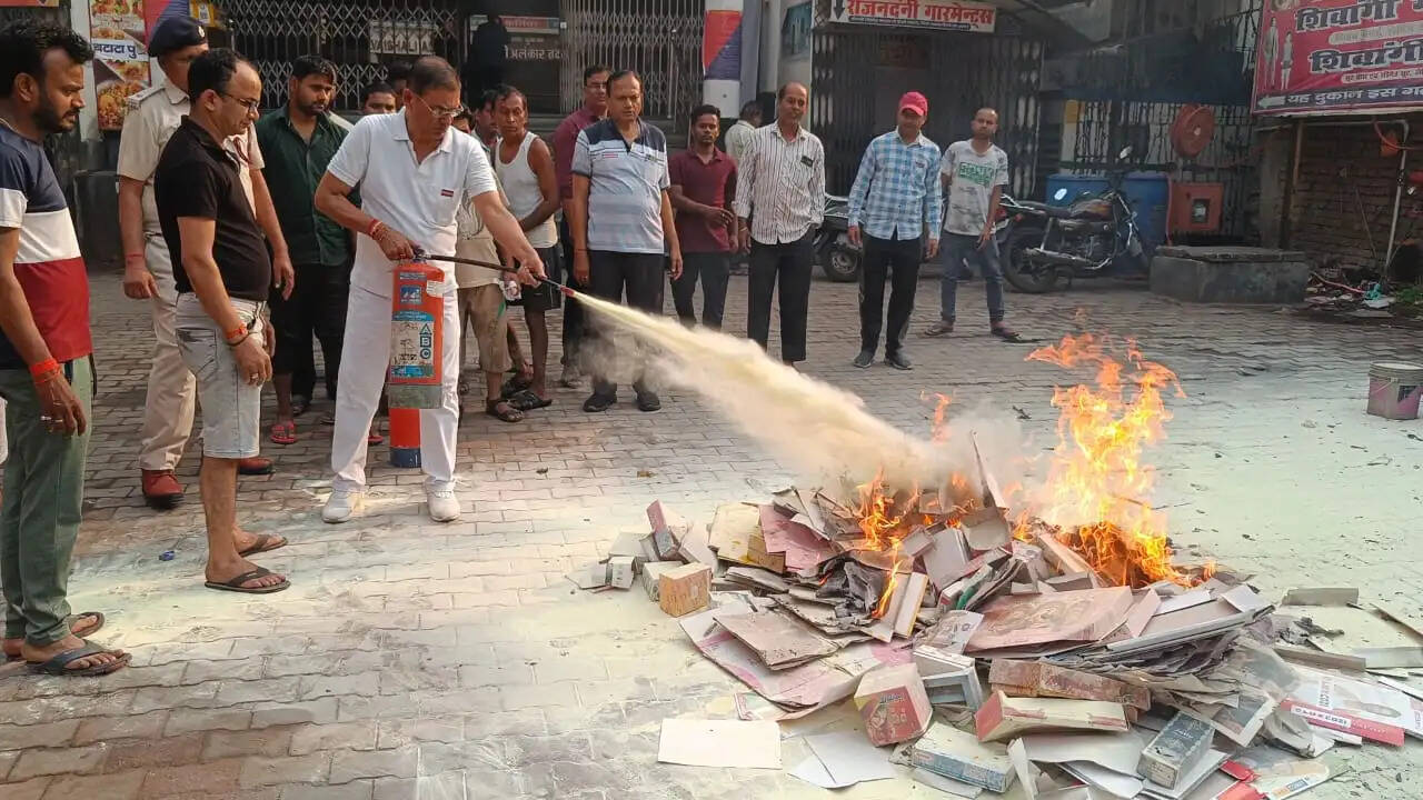 राष्ट्रीय अग्निशामन जागरूकता सप्ताह के तहत व्यापारियों को किया गया जागरूक