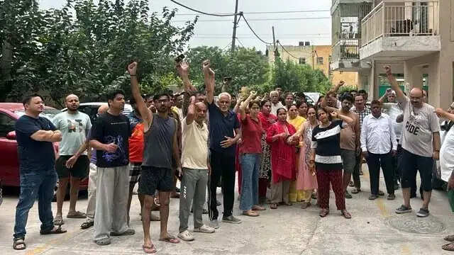 फरीदाबाद : करोड़ों का फ्लैट फिर भी पानी को तरसे, बिल्डर के खिलाफ फूटा गुस्सा