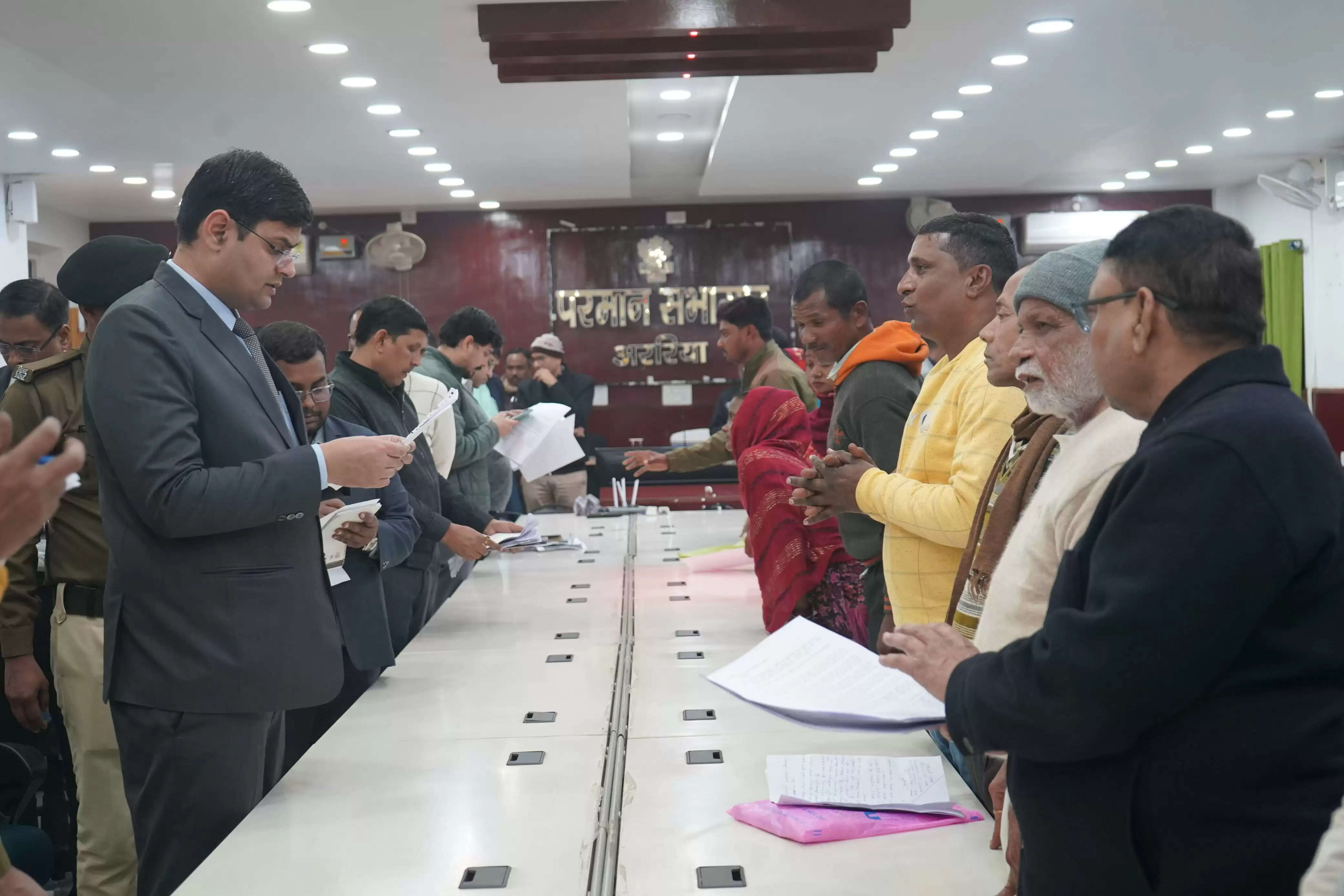 जनता दरबार में डीएम ने सुनी 80 फरियादियों की फरियाद