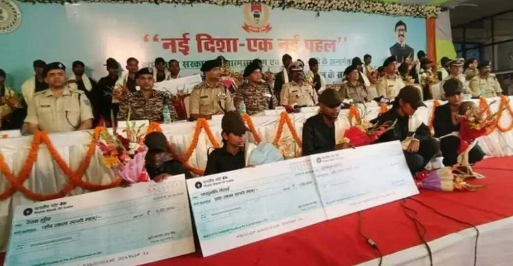 झारखंड में 27 माओवादियों ने किया आत्मसमर्पण