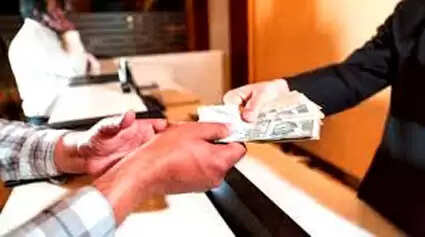 रिश्वत लेते खंड शिक्षा अधिकारी गिरफ्तार