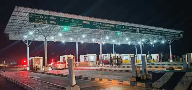 गन्ने हर्रो टोल प्लाजा पर देना होगा शुल्क, आधार कार्ड पर फ्री सुविधा बंद