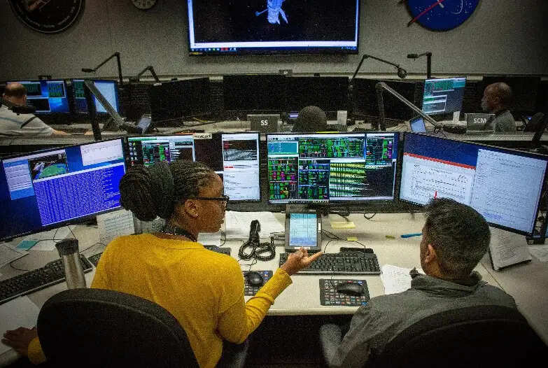 नासा ने हबल स्पेस टेलीस्कोप की मदद से खोजी डार्क मैटर से बनी घोस्ट गैलेक्सी