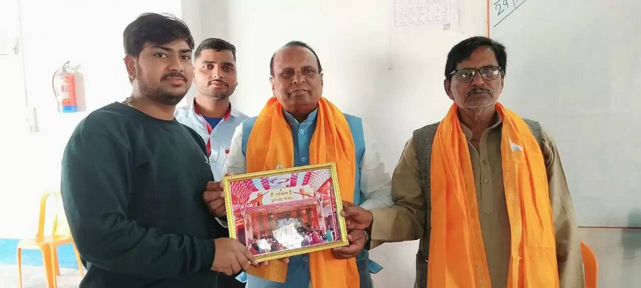 परवाहा में आयोजित शिविर में 25 नए युवाओं ने किया रक्तदान,निशु केसरी हुए सम्मानित