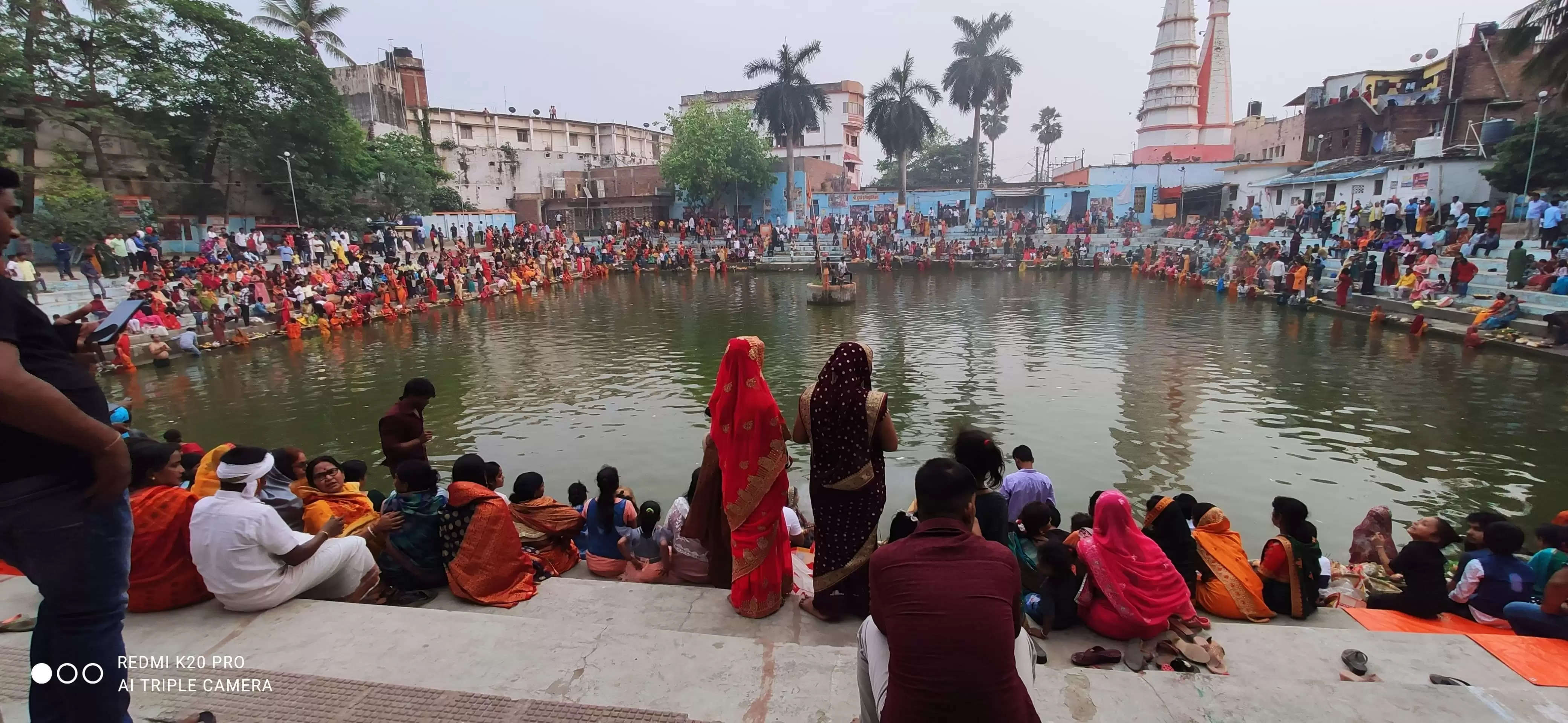 कांचहि बांस के बहंगिया छठ गीत से गुंजायमान हुआ शहर,चैती छठ पर अस्ताचल गामी सूर्य को दिया अर्घ