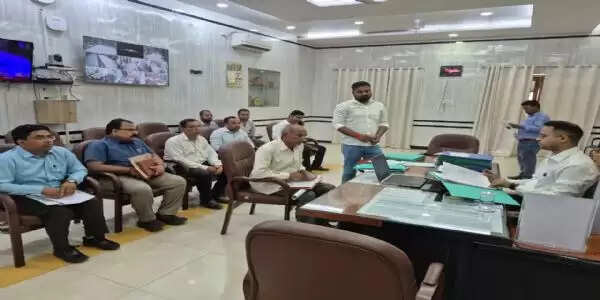 जिलाधिकारी ने बिजली विभाग के कार्यपालक अभियंता से मांगा स्पष्टीकरण