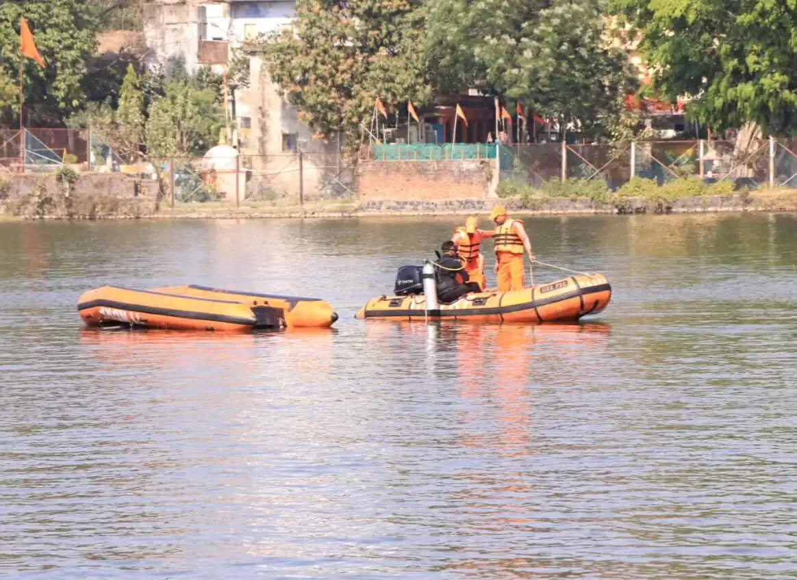 झाबुआ: जल आपदा प्रबंधन को लेकर एनडीआरएफ एवं एसडीईआरएफ का बहादुर सागर तालाब पर वाटर फ्लड रेस्क्यू डेमोंस्ट्रेशन