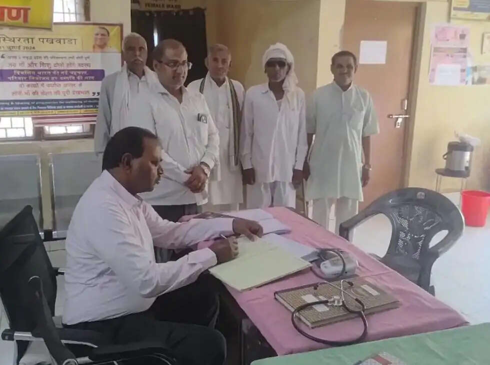हाथरस : सीएमओ को निरीक्षण में पीएचसी ऊंचागांव में मिली गंदगी, स्वास्थ्य कर्मियों पर जताई नराराजगी