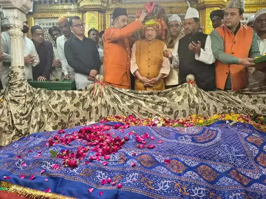 हजरत निजामुद्दीन औलिया की दरगाह पर मुस्लिम राष्ट्रीय मंच ने मनाया जश्ने चिरागां