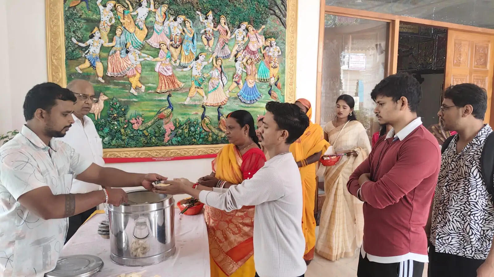 गुरु पूर्णिमा पर श्री राधा कृष्ण प्रणामी मंदिर में उमड़ा श्रद्धा का सैलाब, 51 किलो केसरिया खीर का लगा भोग