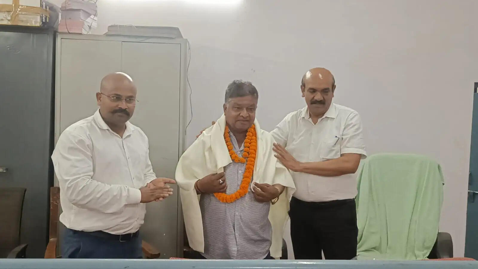 सेवा के 30 वर्ष पूर्ण कर मुख्य अनुलेखक सुधीर कुमार श्रीवास्तव सेवानिवृत्त