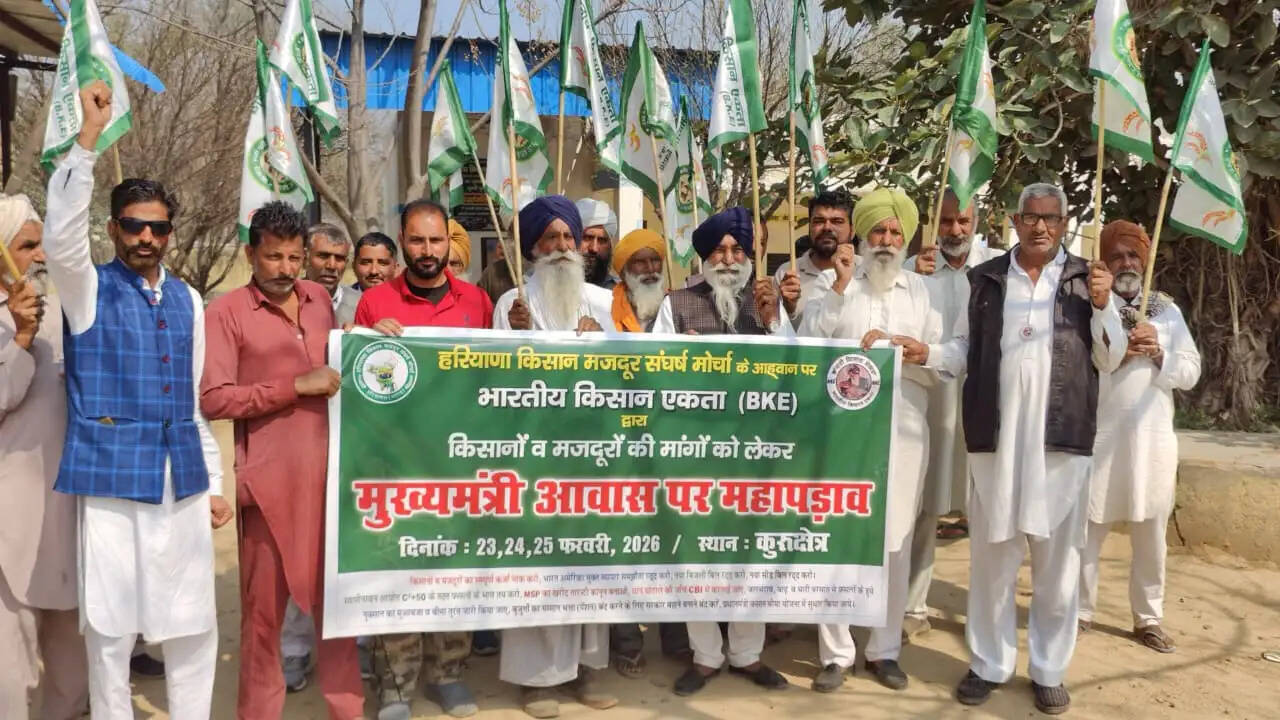 सिरसा: कुरुक्षेत्र पड़ाव बारे किसानों ने निकाला पैदल मार्च