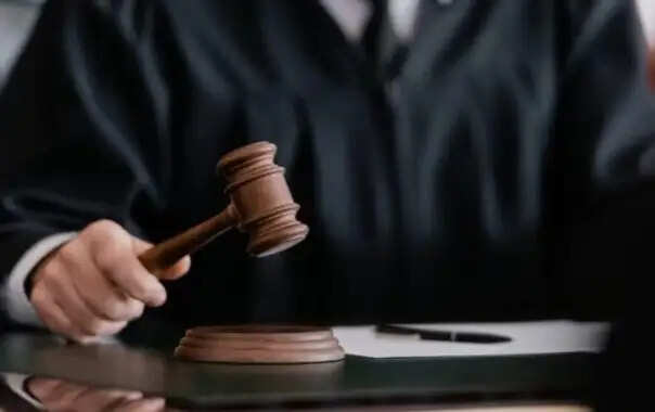 बिना वारंट घर में घुसने के मामले में दो दरोगा समेत 16 पुलिस कर्मियों पर रिपोर्ट दर्ज करने का आदेश