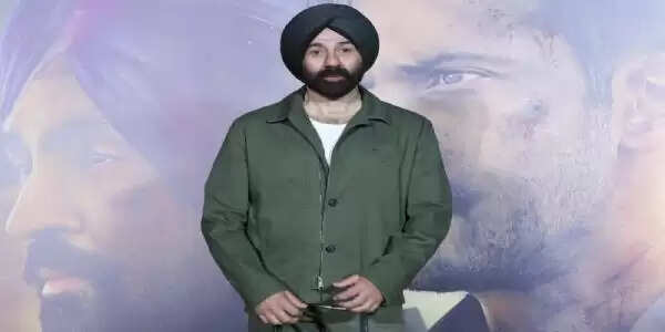 'बॉर्डर 2' के टीज़र लॉन्च पर भावुक हुए सनी देओल